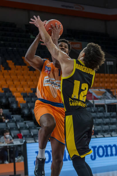 阿尔瓦雷斯 阿尔瓦雷斯