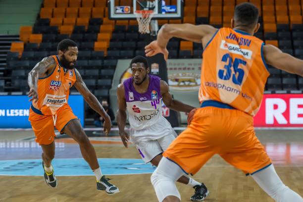 宣布签下新 宣布签下新